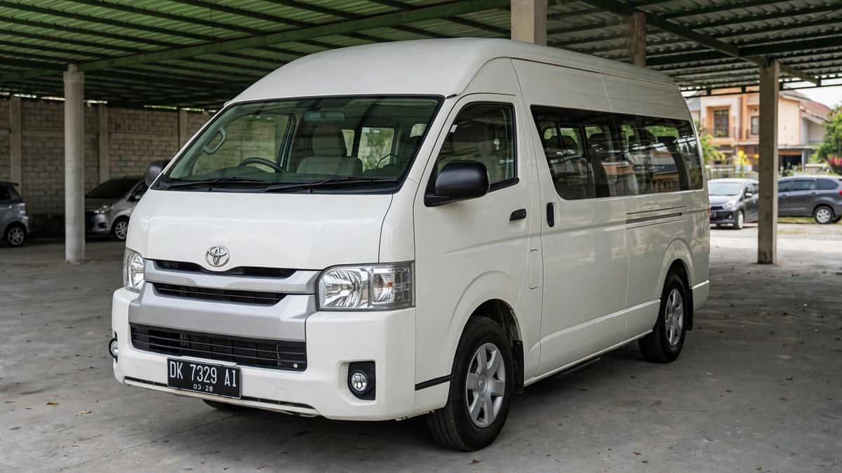 HiAce Commuter Bali sewa dengan driver - GiorBaliTour 1