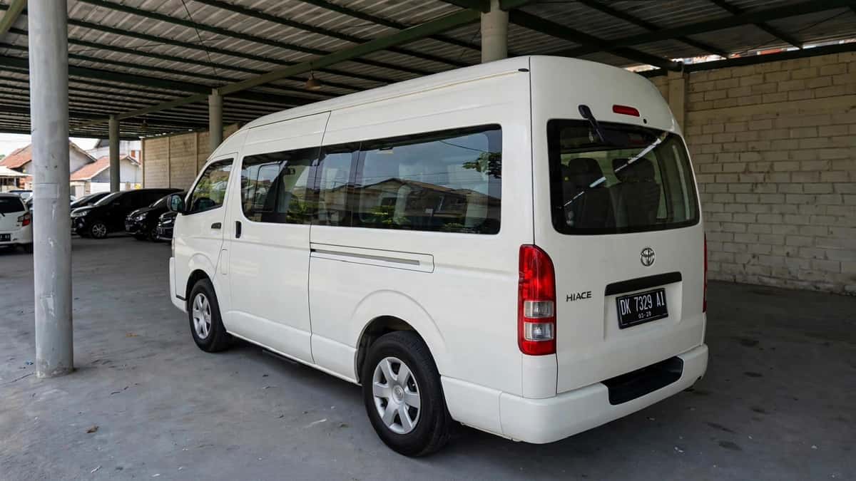 HiAce Commuter Bali sewa dengan driver - GiorBaliTour 3