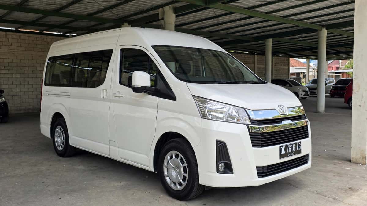 Toyota HiAce Premio Bali sewa dengan driver - GiorBaliTour 1