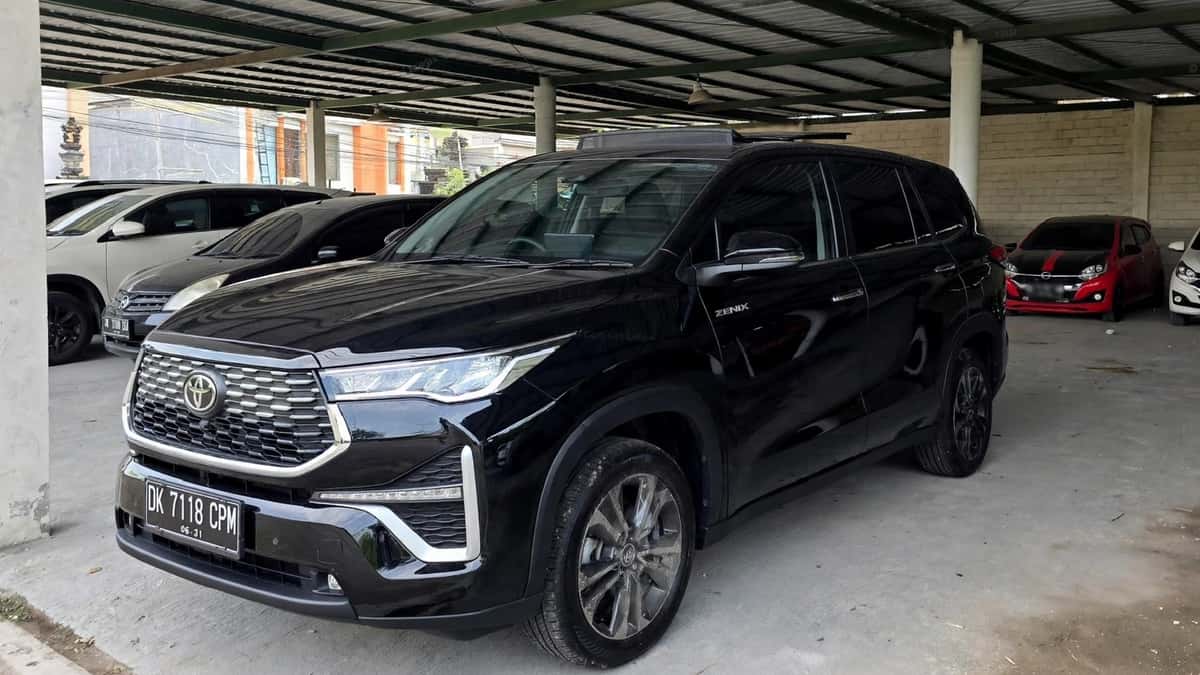 Zenix Hybrid Type Q Sunroof Bali sewa dengan driver - GiorBaliTour 1