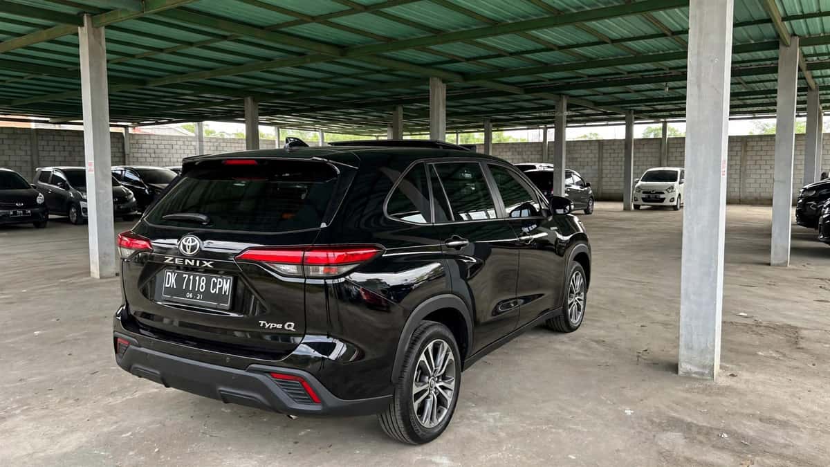 Zenix Hybrid Type Q Sunroof Bali sewa dengan driver - GiorBaliTour 2