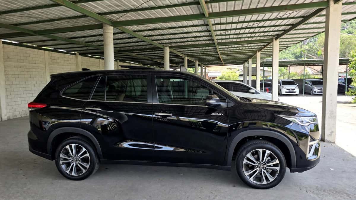 Zenix Hybrid Type Q Sunroof Bali sewa dengan driver - GiorBaliTour 3