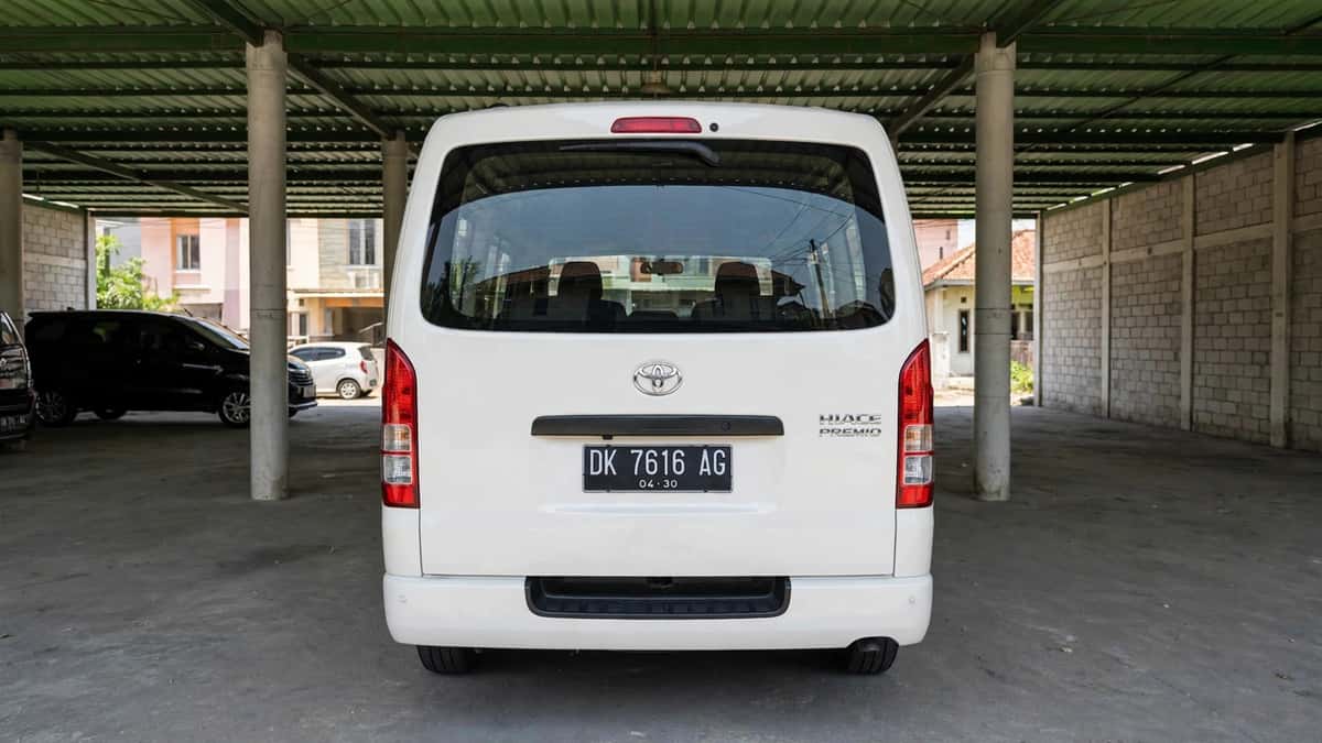 Toyota HiAce Premio Bali sewa dengan driver - GiorBaliTour 4
