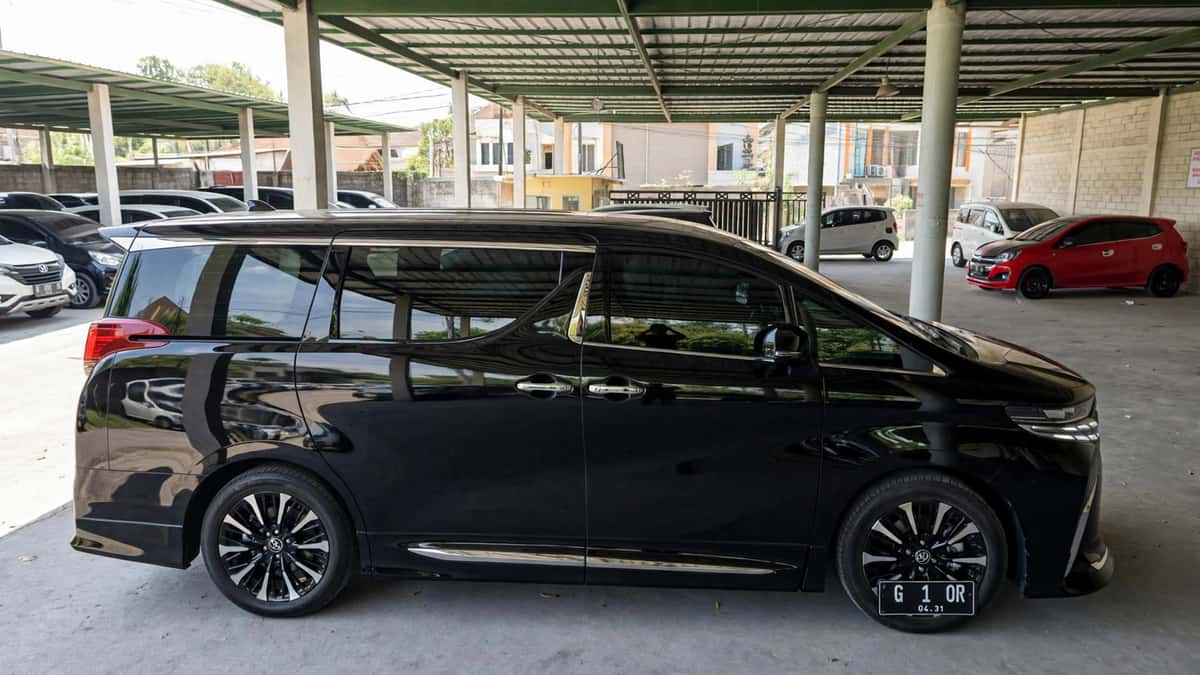 Alphard New Hybrid Facelift Bali sewa dengan driver - GiorBaliTour 3