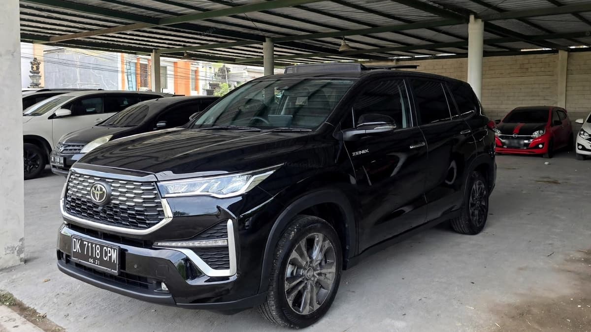 Zenix Hybrid Type Q Sunroof sewa Bali - GiorBaliTour car rental