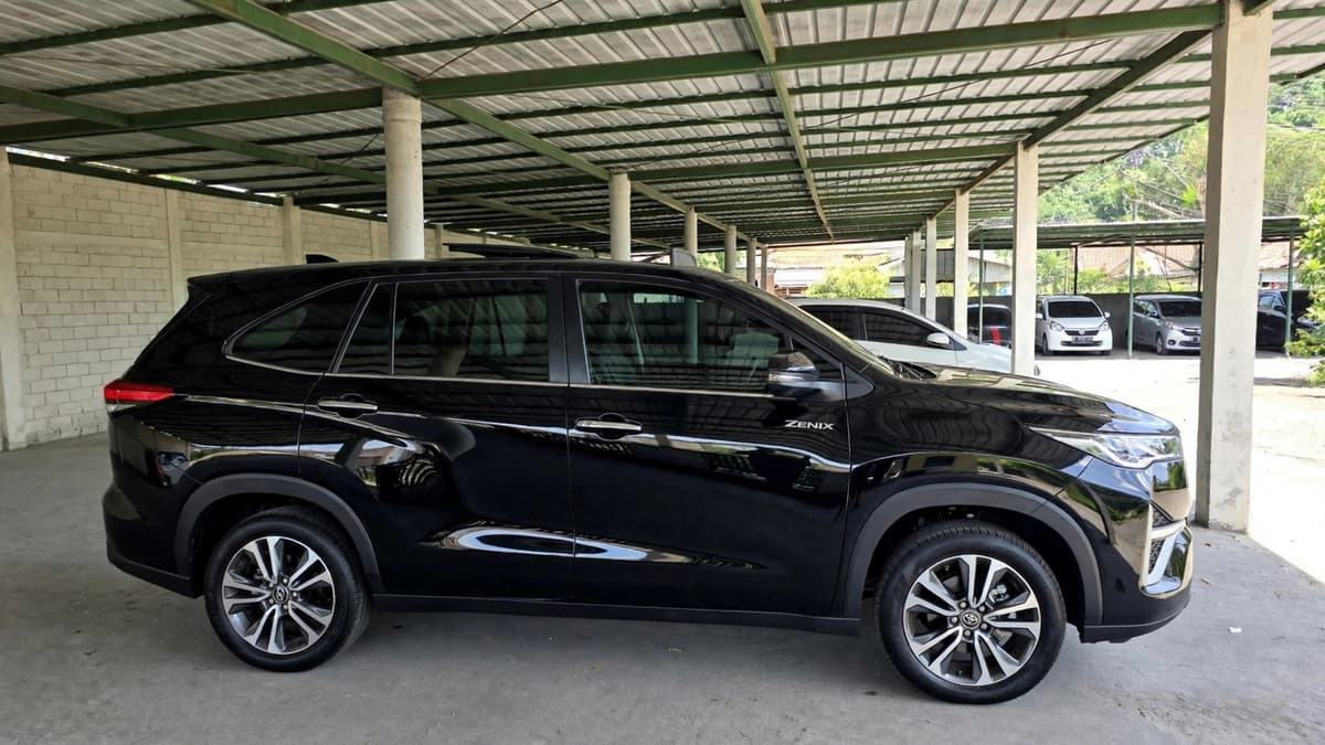 Zenix Hybrid Type Q Sunroof sewa Bali - GiorBaliTour car rental
