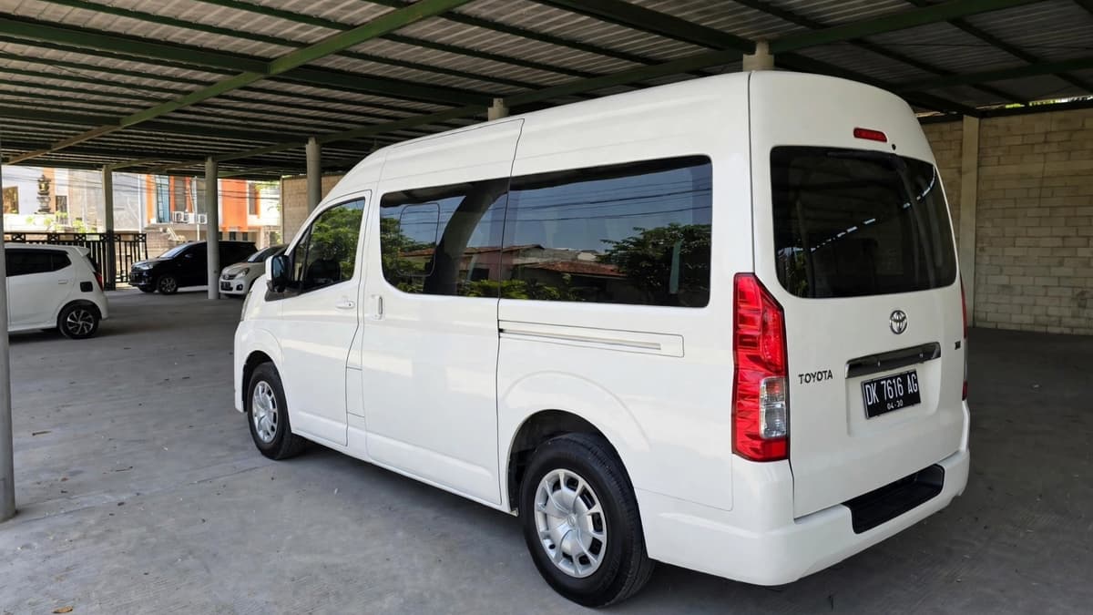 Toyota HiAce Premio sewa Bali - GiorBaliTour car rental