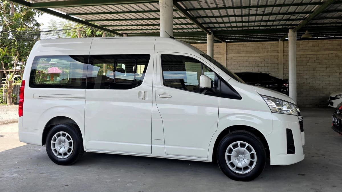 Toyota HiAce Premio sewa Bali - GiorBaliTour car rental