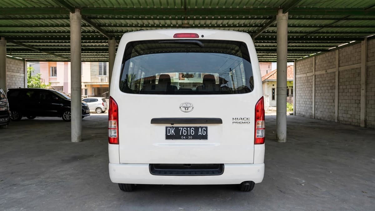 Toyota HiAce Premio sewa Bali - GiorBaliTour car rental